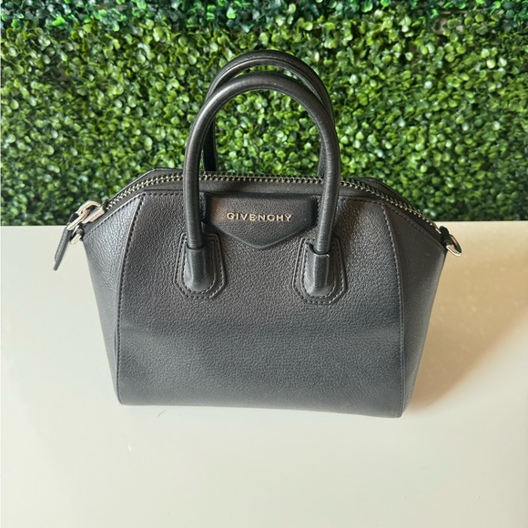 Givenchi - Mini Antigona bag in grained leather - Picture 4 of 9